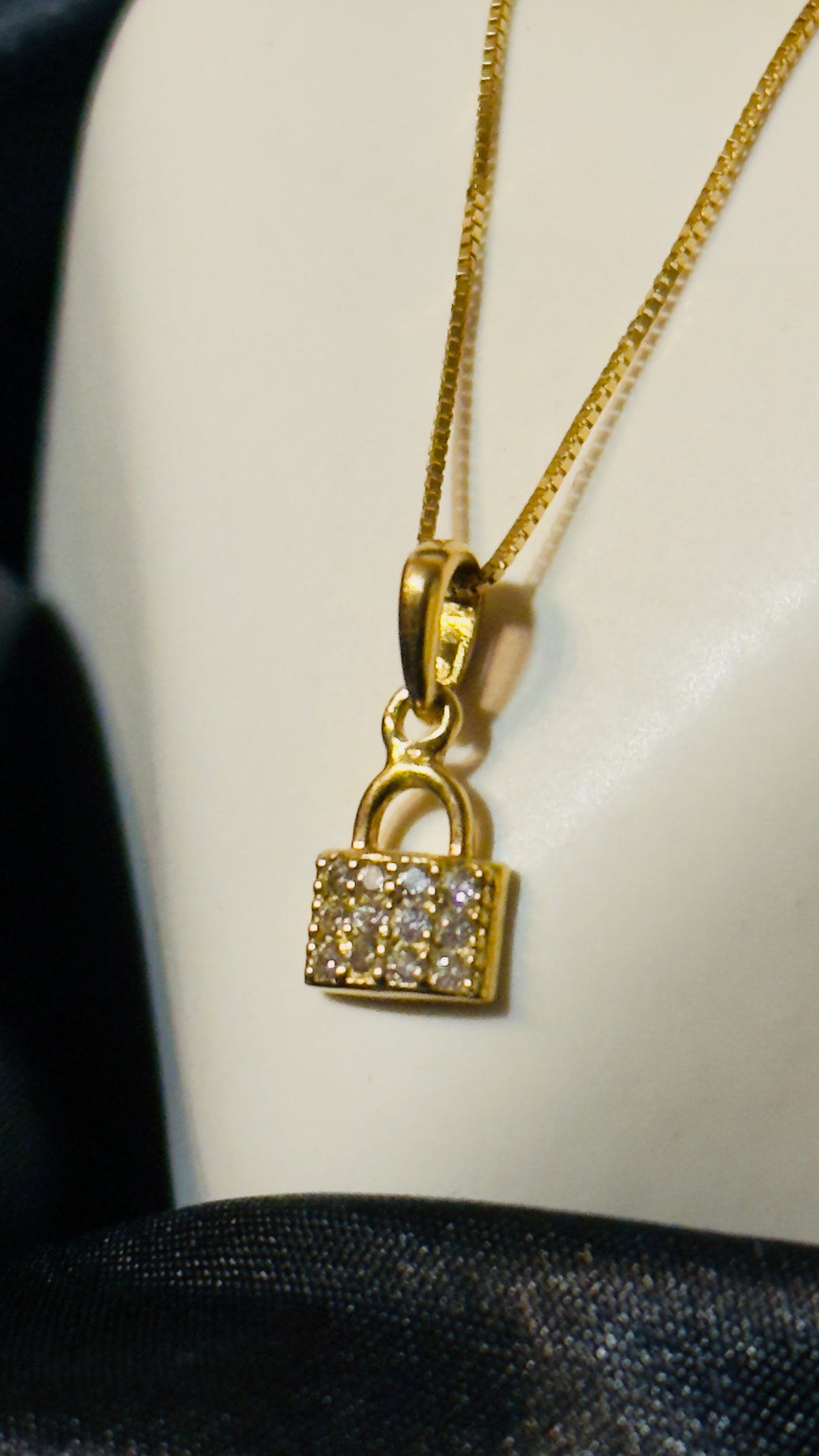 18K Italian Gold Box Chain with Solid 18K Colombian Gold Lock Pendant – 1.3g, 50cm (19.7 inches)